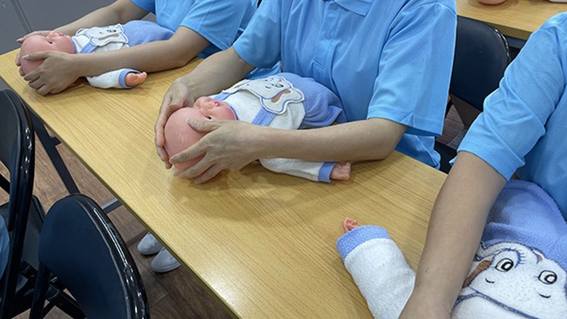 新生儿护理师：他们如何守护宝宝的第一道防线**